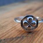 Clover ring, Style B