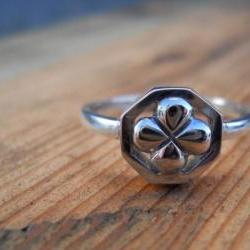 Clover ring, Style B
